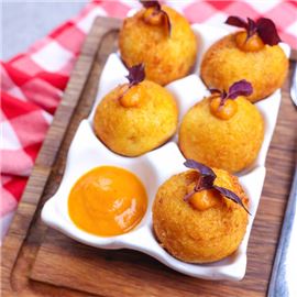 Croquetas de gambas al pil pil con alioli de menta